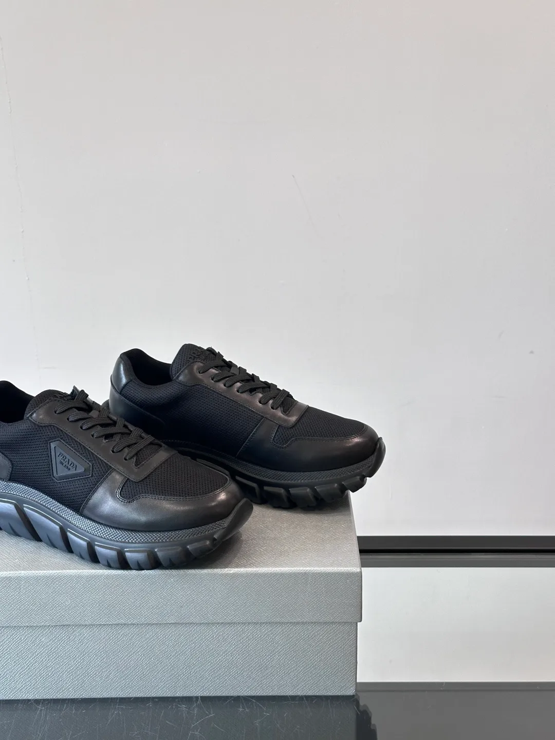 p440 "PRAD＊" men's new soft leather casual sneakers. This sneaker is made of Napa cowhide. The leather is soft and delicate, with a natural texture, which improves breathability. The rubber triangle logo on the outside embellishes the shoe body. The tongue and heel are decorated with brand letter logo details. Ultra-lightweight 6cm concave and convex rubber thick sole with PRADA letter logo on the side and cowhide lining. It feels comfortable on the foot and is exquisite and versatile! Size: 38-44 (45.46 customized)